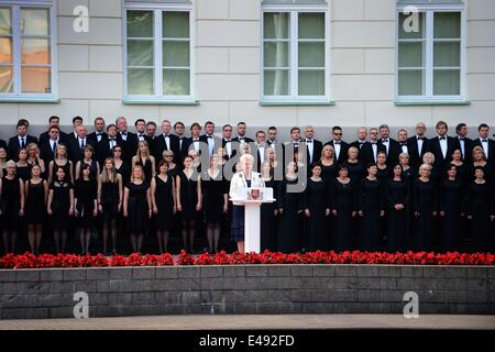 Vilnius, Litauen. 6. Juli 1253. Die litauische Staatspräsidentin Dalia Grybauskaite befasst sich mit die Feier der Tag der Staatlichkeit in Vilnius, Litauen, 6. Juli 2014. Staatlichkeit ist, ein jährlicher Feiertag in Litauen am 6. Juli zum Gedenken an die Krönung von Mindaugas als erstes und nur König von Litauen am 6 Juli 1253 gefeiert. Bildnachweis: Alfredas Pliadis/Xinhua/Alamy Live-Nachrichten Stockfoto