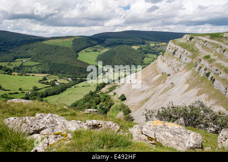 Eglwyseg Berg Kalkstein escarpment über dem grünen Tal in der Nähe von Llangollen, Denbighshire, North Wales, UK, Großbritannien Stockfoto