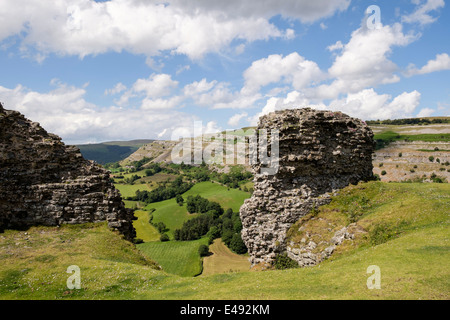 Blick auf Creigiau Eglwyseg Kalkstein Escarpment von 13. Jahrhundert Castell Dinas Bran auf einem Hügel Burgruine. Llangollen Denbighshire Wales UK Stockfoto