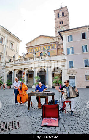 Rom, Italien. 5. Juli 2014. Musiker spielen vor der Basilica di Santa Maria in Trastevere in Rom, 5. Juli 2014. Foto: Patrick van Katwijk/Niederlande und Frankreich aus - NO-Draht-SERVICE-/ Dpa/Alamy Live News Stockfoto