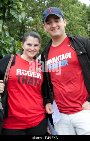 Wimbledon, London, UK. 6. Juli 2014. Tennis-Fans in die Warteschlange für 2014 Herreneinzel Finale zwischen Roger Federer und Novak Djokovic außerhalb All England Lawn Tennis Club Credit: Amer Ghazzal/Alamy Live-Nachrichten Stockfoto