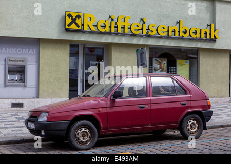 Altes Auto Skoda favorit vor der Raiffaisenbank Prag, Tschechische Republik Stockfoto