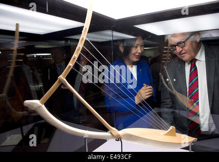 Prüfen Sie Bundesaußenminister Frank-Walter Steinmeier (SPD, R) und mongolische Minister für Kultur, Tsedevdamba Oyungerel, eine sogenannte Altai-Harfe, da sie durch die Ausstellung "Kulturerbe der Steppenkrieger" (Kulturerbe der Krieger der Steppe) im mongolischen national Museum in Ulan Bator, Mongolei, 6. Juli 2014 tour. Die Ausstellung präsentiert archäologische Funde des Felsens schneiden Gräber Erdnusssosse wurden von restauriert von mongolischen und deutschen Archäologen und Historikern entdeckt. Eines der wichtigsten Ausstellungsstücke des Museums ist die rund 1000 Jahre alten Altai Harfe. Steinmeier ist auf eine Stockfoto