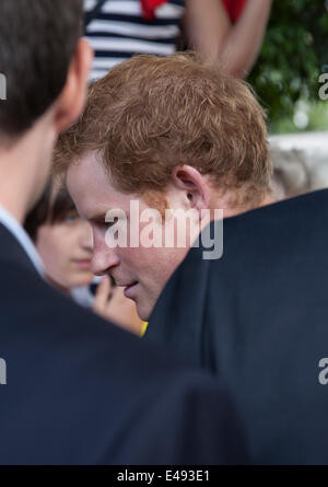 West-Biegert, Yorkshire, Großbritannien. 5. Juli 2014. Prinz Harry Vermischung/Gespräch mit den Zuschauern vor der Ankunft der Pelaton von der Tour de France-Credit: Paul Shawcross/Alamy Live News Stockfoto