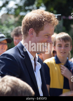 West-Biegert, Yorkshire, Großbritannien. 5. Juli 2014. Prinz Harry Vermischung/Gespräch mit den Zuschauern vor der Ankunft der Pelaton von der Tour de France-Credit: Paul Shawcross/Alamy Live News Stockfoto