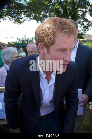 West-Biegert, Yorkshire, Großbritannien. 5. Juli 2014. Prinz Harry Vermischung/Gespräch mit den Zuschauern vor der Ankunft der Pelaton von der Tour de France-Credit: Paul Shawcross/Alamy Live News Stockfoto