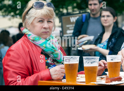 Prag Touristen in Altstädter Ring, eine Frau essen in der Straße Fast Food, Wurst Bier Prag Street Food Tourismus Stockfoto