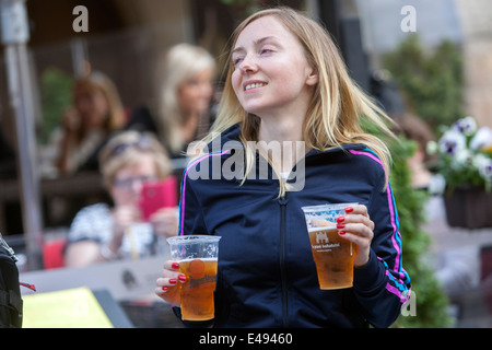 Touristen in Prag, eine junge Frau mit tschechischem Bier in Tassen, Prag, Tschechische Republik Stockfoto