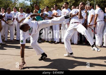 Sao Paulo, Brasilien. 6. Juli 2014. Brasilianische Straße Tänzer Capoeira im Ibirapuera Park in Sao Paulo, Brasilien, 6. Juli 2014. Die FIFA WM 2014 findet in Brasilien vom 12 Juni bis 13. Juli 2014. Foto: Marius Becker/Dpa/Alamy Live News Stockfoto