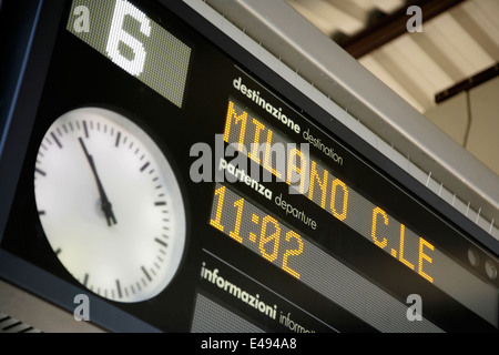 Informationstafel am Bahnhof Verona Porta Nuova, Italien zu trainieren. Stockfoto