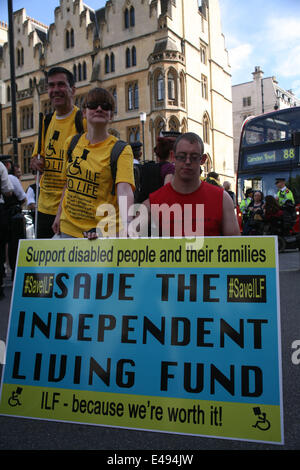 London, UK. 4. Juli 2014. Die Gruppe behinderter Menschen gegen Kürzungen, blockieren die Straße außerhalb Westminster Abby am 4. Juli 2014. Der Protest, ursprünglich auf Tothill Street, zog nach nahe gelegenen Victoria Street auf den Protest mitten auf der Straße tragen. © Jay Shaw Baker/NurPhoto/ZUMA Draht/Alamy Live-Nachrichten Stockfoto