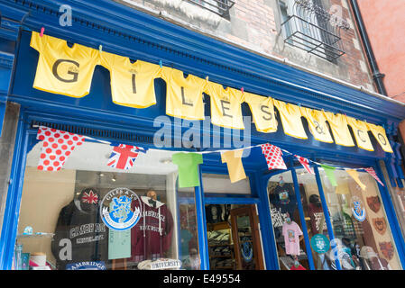 Cambridge UK 6. Juli 2014. Vorbereitungen und Feiern sind in vollem Gange in der Stadt vor der Tour de France Etappe ab morgen früh in Cambridge. Straßen und Schaufenstern sind geschmückt und Tausende Menschen besuchten Radfahren im Zusammenhang mit Festivals und Veranstaltungen auf Parkers Stück. Die Tour wird parade durch die historischen Straßen von Cambridge vor dem Rennen nach Süden durch Essex nach London. Kredit Julian Eales/Alamy Live-Nachrichten Stockfoto