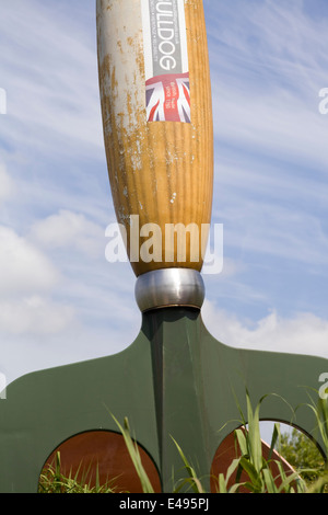 Riese Oversize Gabel und Blumentopf mit Laub in Zukunft Gärten St. Albans entworfen von Ivan Hicks Stockfoto