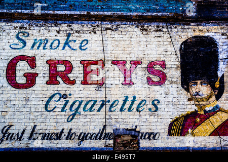 Eine alte Werbung gemalt an der Wand eines Gebäudes in Bedford, Großbritannien Stockfoto