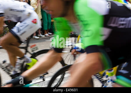 Das Hauptfeld fliegt vorbei auf Stufe 2 der 2014 Tour de France in der Nähe von Holmfirth, West Yorkshire, Großbritannien Stockfoto