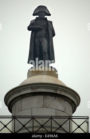 AJAXNETPHOTO. 2005. WIMEREAUX, FRANKREICH - BOULOGNE-WIMEREAUX-ST.MARTIN - STATUE VON NAPOLEON BONAPARTE AUF DEM DENKMAL COLONNE DE LA GRANDE ARMEE ÖSTLICH VON BOULOGNE, DIREKT AN DER N1, RICHTUNG NORDEN ÜBER DEN ENGLISCHEN KANAL. FOTO: JONATHAN EASTLAND/AJAX Stockfoto