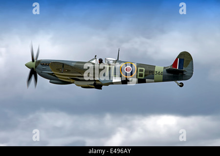 Supermarine Spitfire LF MK IXe PL344/T-LB G-IXCC, betrieben von Spitfire Ltd, kurz nach dem Start im Horizontalflug abgebildet. Stockfoto