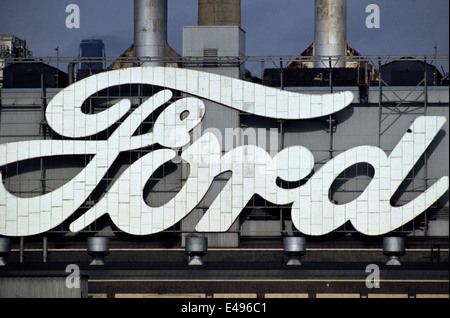 AJAXNETPHOTO. MÄRZ 1972. DAGENHAM, ENGLAND - AUTOFABRIK - RIESIGER MARKENNAME IN DER FORD FABRIK MIT BLICK AUF DIE THEMSE. FOTO: JONATHAN EASTLAND/AJAX REF:21103 2 49 Stockfoto