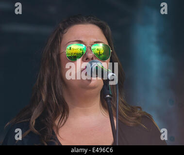 Großen Tew, UK. 6. Juli 2014. Sängerin mit Sonne Brille auf der Hauptbühne am Cornbury Festival Credit: Charlie Bryan/Alamy Live News Stockfoto