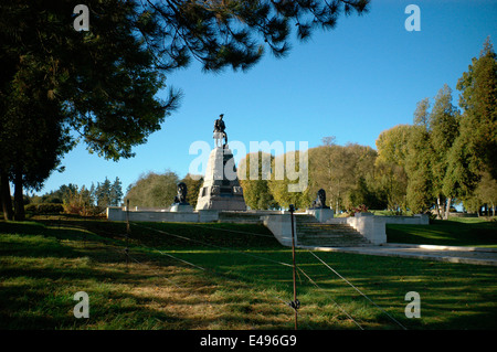 AJAXNETPHOTO - 2005 - BEAUMONT HAMEL, FRANKREICH - SOMME - PICARDY - BEAUMONT HAMEL - NEUFUNDLAND PARK - EINE BRONZESTATUE EINES GETÖTETEN SOLDATEN BLICKT ÜBER DIE DEUTSCHEN LINIEN. FOTO: JONATHAN EASTLAND/AJAX REFR: D52110/808 Stockfoto
