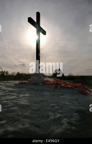 AJAXNETPHOTO - 2005 - LA BOISELLE, FRANKREICH - LOCHNAGAR - SOMME - PICARDY - KREUZ ERRICHTET AM RAND DES RIESIGEN KRATERS ÜBER 70 METER TIEF VON DEN BRITEN NACH DER EXPLOSION EINER MASSIVEN MINE IN DER NÄHE DEUTSCHER LINIEN. STANDORT WIRD VON „FIRENDS OF LOCHNAGAR“ (FOTO: JONATHAN EASTLAND/AJAX REF: RD52110/853) GEPFLEGT Stockfoto