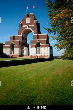 AJAXNETPHOTO. THIEPVAL, FRANKREICH-SOMME. LUTYENS ANGLO-FRANZÖSISCHES DENKMAL FÜR DIE 73,000 FEHLENDEN KÄMPFE DER SOMME. FOTO: JONATHAN EASTLAND Stockfoto