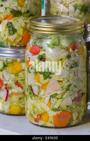 hausgemachte kultivierten oder fermentierte Gemüse in Gläsern Stockfoto