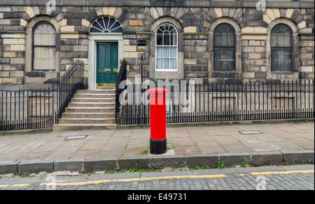 Bürgersteig, Fassaden und typischen roten britischen Briefkasten Stockfoto