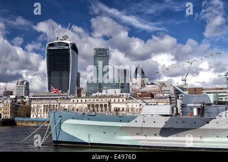 City of London und HMS Belfast Kriegsschiff in London Stockfoto