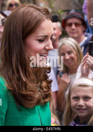 Catherine, Herzogin von Cambridge GCVO, ein Mitglied der britischen Königsfamilie Kate, auf einem königlichen Rundgang mit Besuch des Dorfes West Tanfield vor der Ankunft des Tour de France Pelotons. Das Dorf hat vor allem die “Le Grand Abfahrt umarmt. Die Tour de France ist die größte jährliche Sportveranstaltung der Welt. Es ist das erste Mal, dass Le Tour den Norden Englands besucht hat, nachdem sie zuvor nur die Südküste und die Hauptstadt besucht hatte. Stockfoto