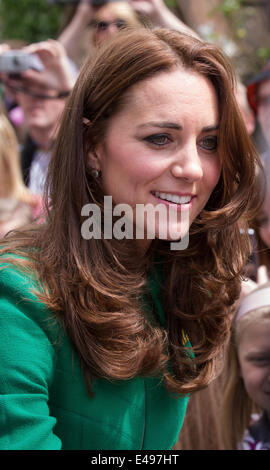 Catherine, Herzogin von Cambridge GCVO, ein Mitglied der britischen Königsfamilie Kate, auf einem königlichen Rundgang mit Besuch des Dorfes West Tanfield vor der Ankunft des Tour de France Pelotons. Das Dorf hat vor allem die “Le Grand Abfahrt umarmt. Die Tour de France ist die größte jährliche Sportveranstaltung der Welt. Es ist das erste Mal, dass Le Tour den Norden Englands besucht hat, nachdem sie zuvor nur die Südküste und die Hauptstadt besucht hatte. Stockfoto