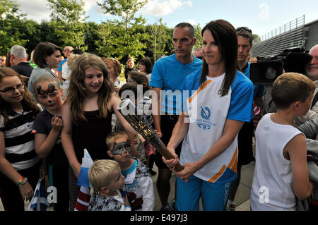 Stirling, Großbritannien. 6. Juli 2014. Die Queens Baton Relay kommt zu einem Ende im Peak-Sportzentrum in Stirling. Der Staffelstab ist auf ein Relais auf der ganzen Welt im Rahmen der Commonwealth Games übernommen. Die Fackel heutigen Relais von Stirling Castle begann und endete die Peak-Sportzentrum. Die Leitung erfolgte durch Alison Sheppard, ein Glasgow geboren Schwimmer, die bei den Olympischen Spielen teilgenommen hat. Bildnachweis: Andrew Steven Graham/Alamy Live-Nachrichten Stockfoto