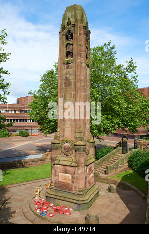 Kriegerdenkmal neben Stiftskirche St Peters Wolverhampton West Midlands UK Stockfoto