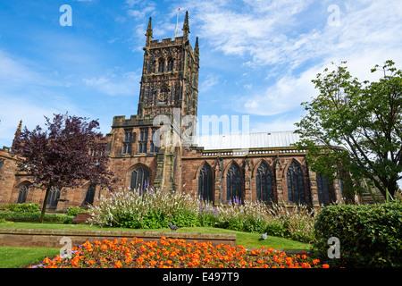 Stiftskirche St Peters & Gärten Wolverhampton West Midlands UK Stockfoto