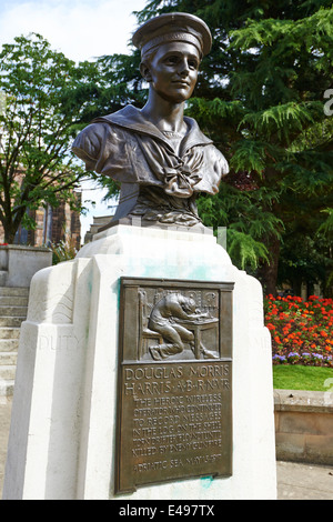 Statue des Douglas Morris Harris eine drahtlose Operator St Peters Stiftskirche & Gärten Wolverhampton West Midlands UK Stockfoto