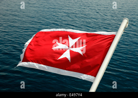 Maltesische Flagge an Bord der MV Celebrity Solstice am Pazifischen Ozean Stockfoto