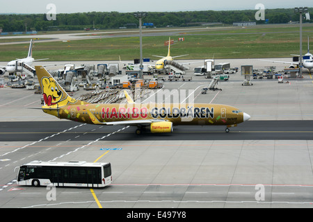 Eine speziell bemalte Boeing 737 - 8K 5 von TUI Fly wirbt Haribo Goldbären Goldenen Bären. Gesehen am Frankfurter Flughafen. Stockfoto