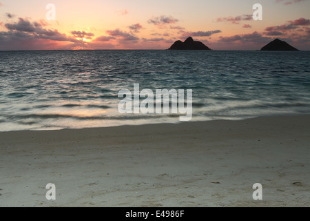 Sunrise entlang der schönen Lanikai weißen Sandstrand auf der Insel von Oahu, Hawaii Stockfoto