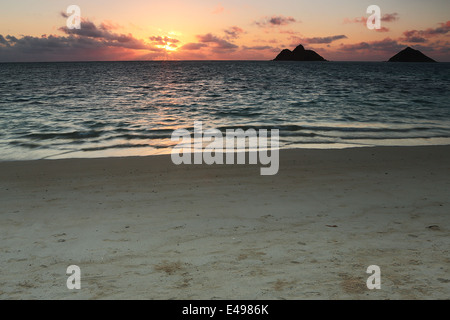 Sunrise entlang der schönen Lanikai weißen Sandstrand auf der Insel von Oahu, Hawaii Stockfoto