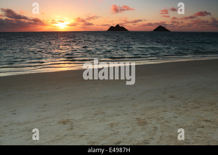 Sunrise entlang der schönen Lanikai weißen Sandstrand auf der Insel von Oahu, Hawaii Stockfoto