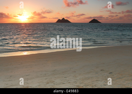 Sunrise entlang der schönen Lanikai weißen Sandstrand auf der Insel von Oahu, Hawaii Stockfoto