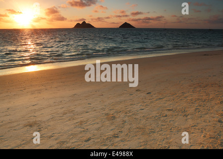 Sunrise entlang der schönen Lanikai weißen Sandstrand auf der Insel von Oahu, Hawaii Stockfoto