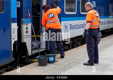 Tschechischer Zug, Reinigungscrew, Reinigungszug, Ceske Drahy, die Frau arbeitet und der Mann kontrolliert Stockfoto