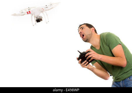 junger Mann mit Quadrocopter Drohne Stockfoto