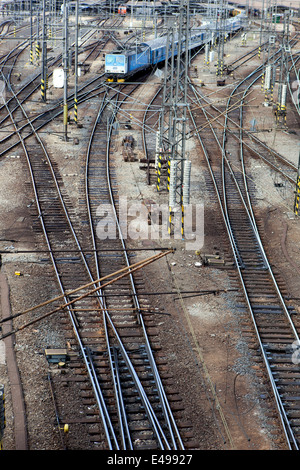 Bahnlinien viele Bahnkreuzungen Track oben Ansicht Zug verlässt Station Prag Tschechische Republik Stockfoto