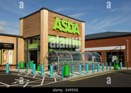 Der Eingang zu einem neuen ASDA Supermarkt Stockfoto