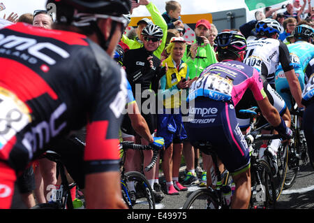 Holme Moss, Yorkshire, Großbritannien. 06. Juli 2014.Tour Fahrer konfrontiert entlang schleppen bis zum Gipfel, der 1.709 ft (521 m) hoch ist. Blel Kradri holte sich die Punkte für Team AG2R. Bildnachweis: Ian Francis/Alamy Live-Nachrichten Stockfoto