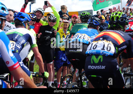 Holme Moss, Yorkshire, Großbritannien. 06. Juli 2014.Tour Fahrer konfrontiert entlang schleppen bis zum Gipfel, der 1.709 ft (521 m) hoch ist. Blel Kradri holte sich die Punkte für Team AG2R. Bildnachweis: Ian Francis/Alamy Live-Nachrichten Stockfoto