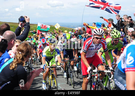 Holme Moss, Yorkshire, Großbritannien. 06. Juli 2014.Tour Fahrer konfrontiert entlang schleppen bis zum Gipfel, der 1.709 ft (521 m) hoch ist. Blel Kradri holte sich die Punkte für Team AG2R. Bildnachweis: Ian Francis/Alamy Live-Nachrichten Stockfoto