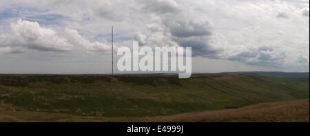 Holmforth, UK. 6. Juli 2014. Tag zwei der Tour de France 2014 in Yorkshire. Kundenansturm bei der "Cote de Holme Moss', das Radfahrer-Rennen in Derbyshire bevor Sie sich für Sheffield zu sehen. Sechzigtausend Menschen berichtet, haben gewandert und radelten auf 530m Sumit über Holmfirth, West Yorkshire mit Polizei, lokalen Bergrettung und Tour-Hersteller anwesend. Bildnachweis: M Kyle/Alamy Live-Nachrichten Stockfoto